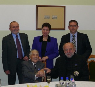 Vitéz Kovács Ernő lányával, vejével, Michl József polgármesterrel és a Történelmi Vitézi Rend főkapitányával, Hunyadi Lászlóval